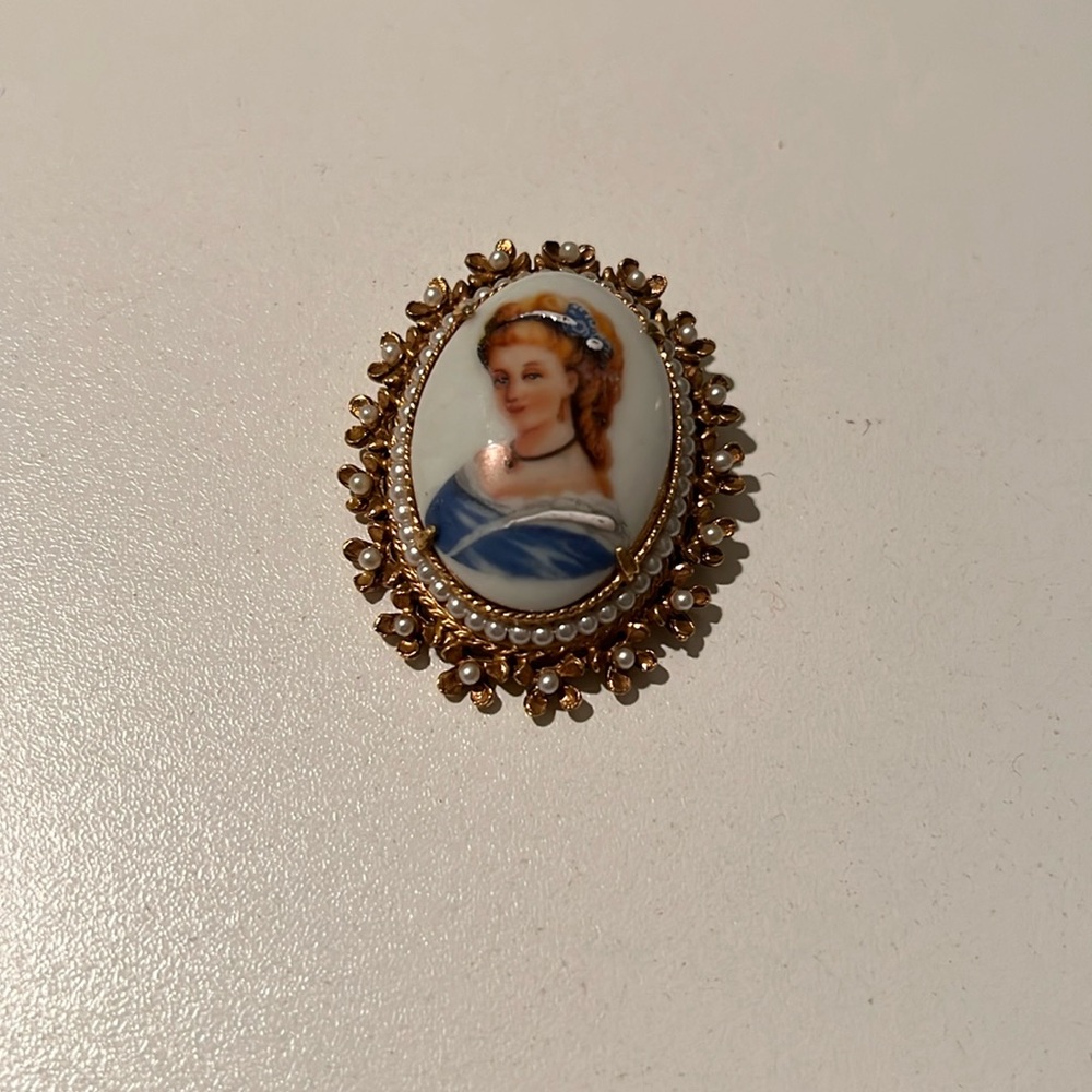 Vintage Victorian portrait pin/brooch